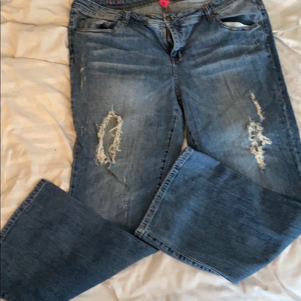 Distressed stretchy plus size jeans